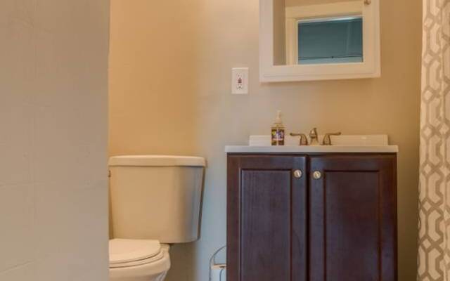 Lively 1 Bedroom Apt Near Lake