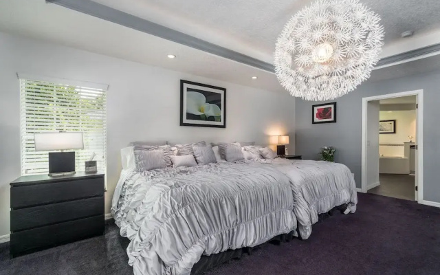 Stunning Executive Ruyper 4 Bedroom Home by RedAwning