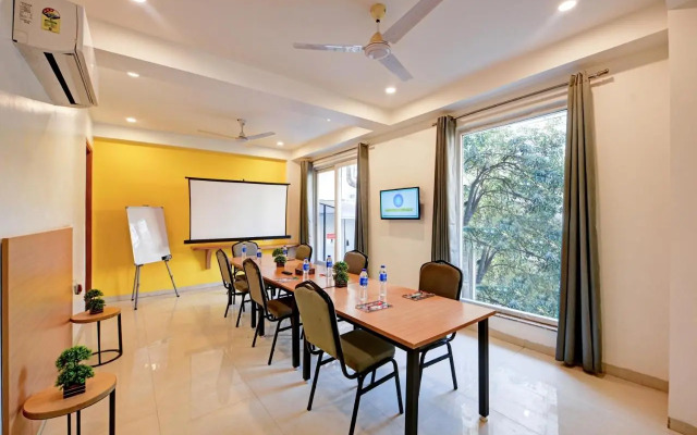 OYO Rooms 813 near Omaxe City Centre