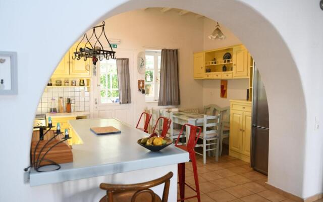 Cycladic House at the suburbs of Naousa