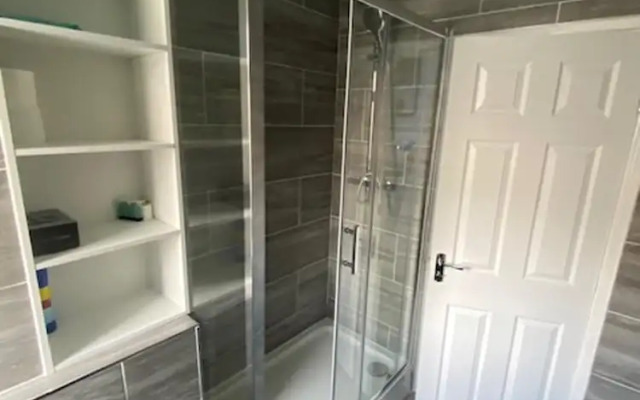 Chic City Retreat Immaculate 2 Bed Oasis in London
