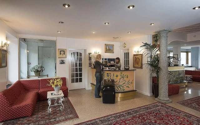 Hotel Carillon