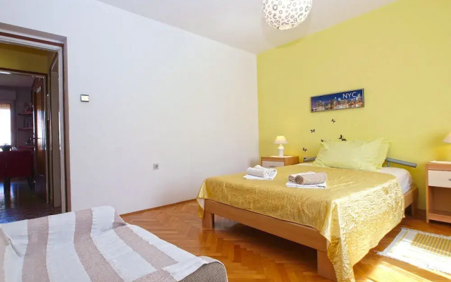 Apartment 686