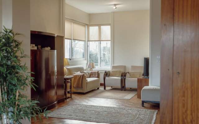 Grand Botanic Garden Apartment by Vacationy