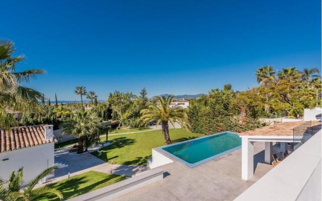 Magnificent And Modern Decorated Villa