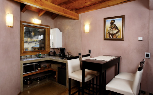 Lirolay Suites
