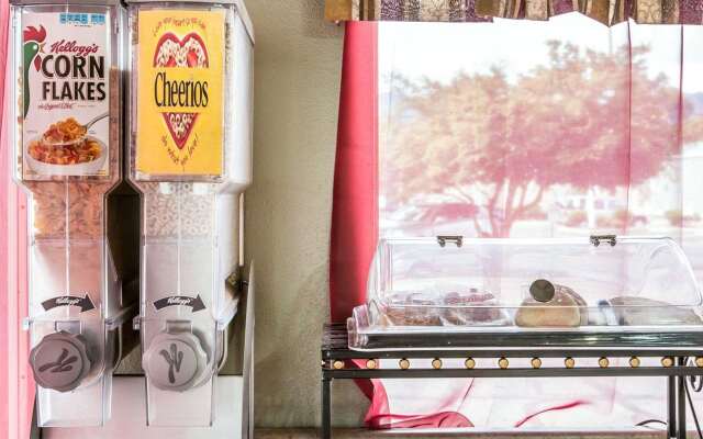 Econo Lodge Inn & Suites Yreka