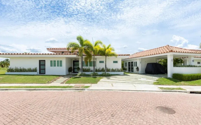 The Golf Oasis Villa by Acomodo