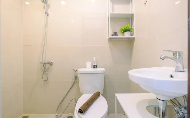 Modern Look And Comfy 2Br At Vasaka Solterra Apartment