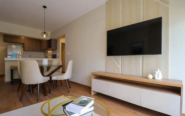 w Radiant 2BR w Great Balcony Near Kennedy Park