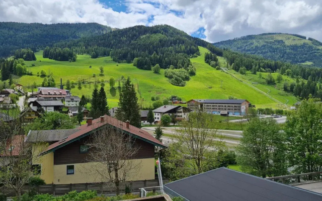 Comfortable Apartment With Mountain View