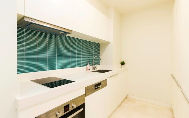 Chic Tropicana Home by Guestready