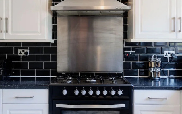 6-bed House - Sleeps 13 - Families & Contractors