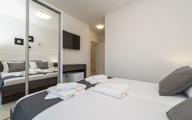 Apartments & Rooms Pool Villas Maris