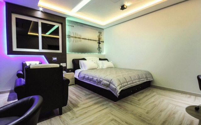 Sancheong Hyu And Joy