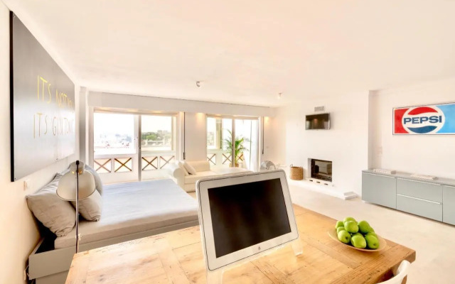 Swimming pool apartment with private parking