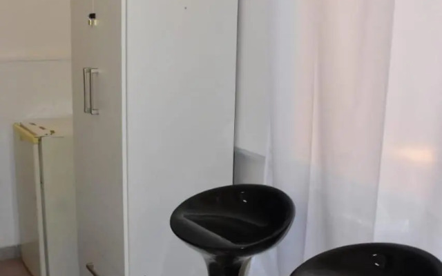 Habitación con oficina a la calle