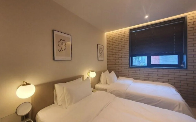 Seven Bricks Hotel