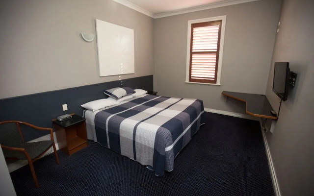 Parkview Hotel Orange – Guest Rooms – Orange