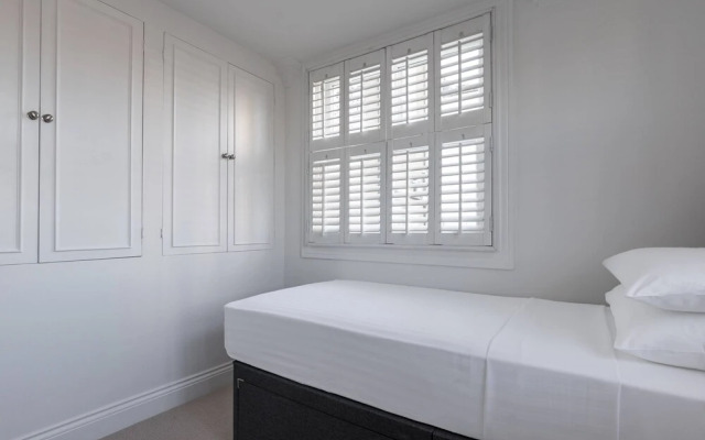 St Stephen's Gardens VII by Onefinestay
