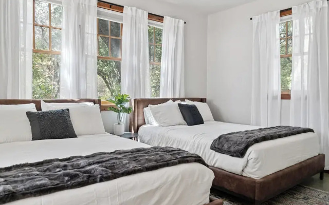 Urban Cowboy Villas - Heart of 704
