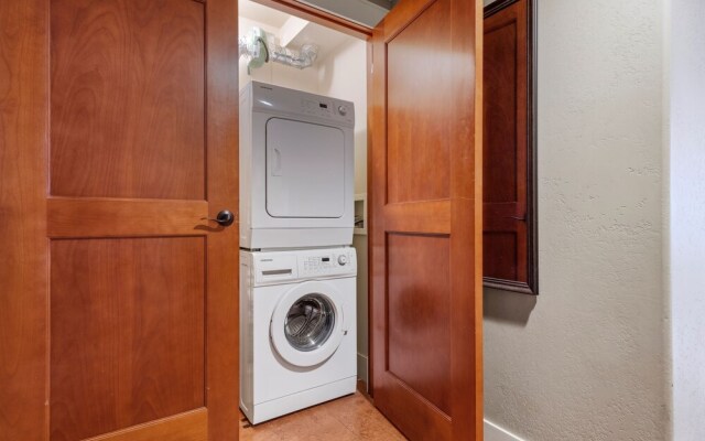 Exquisite 2BR/2BTH Luxury Condo with Mountain View