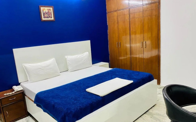 Goroomgo White Elephant Inn Noida