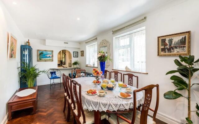 Inviting 5-bed House in London