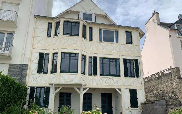 Duplex apartment in a prime seafront location, Treboul, Douarnenez
