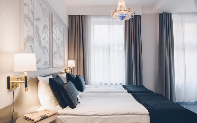 Crystal Plaza Hotel