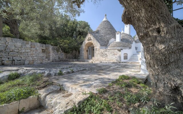 Trullo Grotta Cisternino by Typney