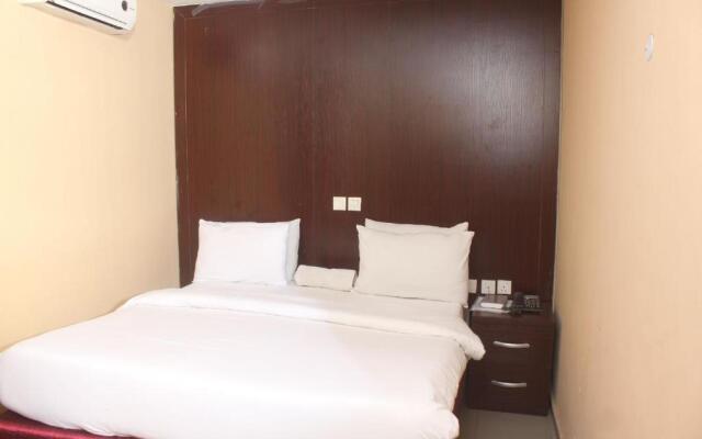 Room in Lodge - Aerol Hotel and Suites