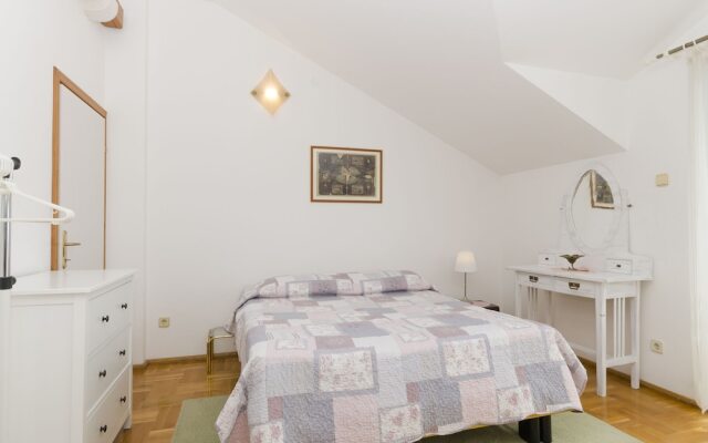 Apartment and Rooms Mate