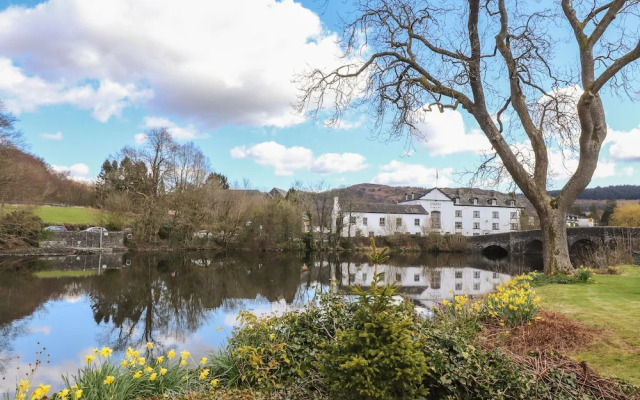 Riverside Hideaway