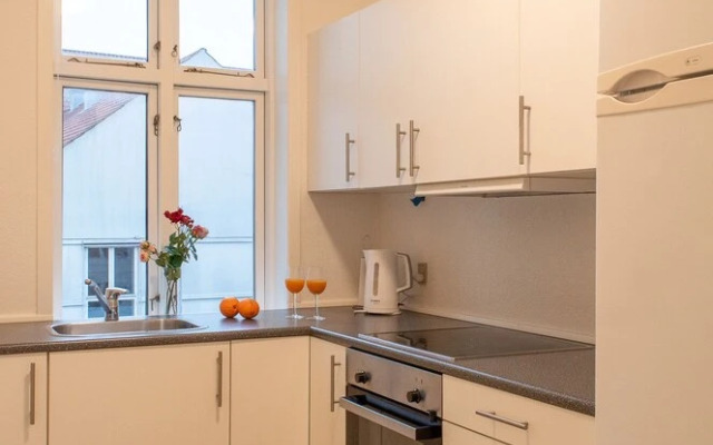 Sanders Boulevard - Cozy 2-bdr Apt By the Canal