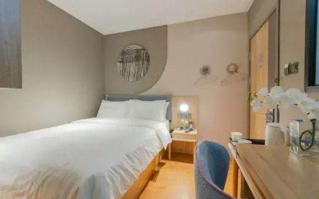 v E-sports hotels