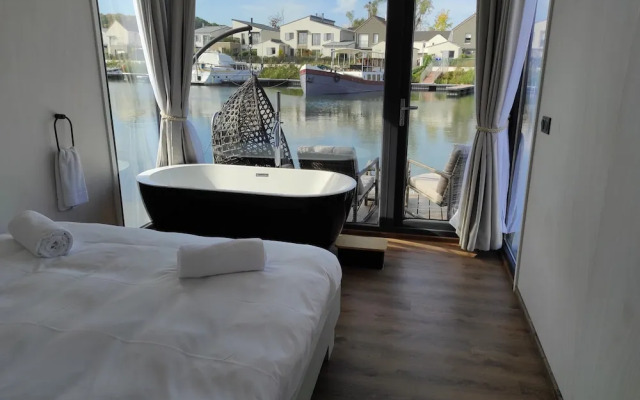 Un Moment Suspendu Pour Couple : Houseboat « Trampoline sur Leau »