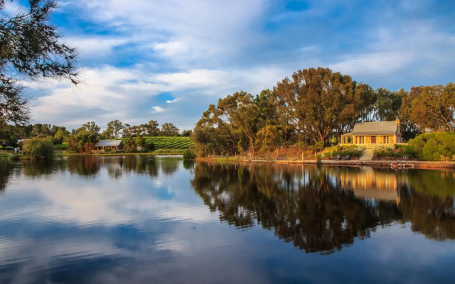 Stonewell Cottages & Vineyards