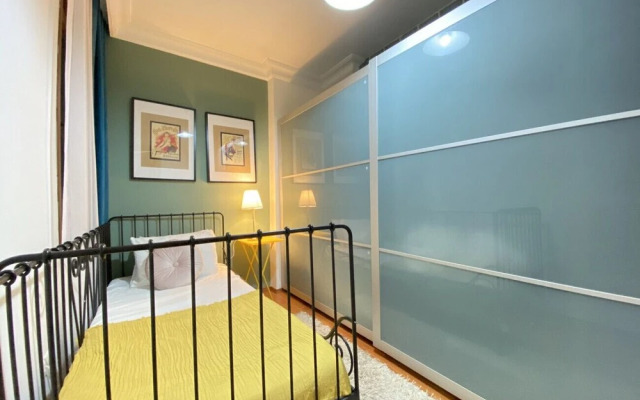 Sleek and Central Flat With Backyard in Sisli