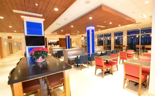 Holiday Inn Express & Suites Toledo West by IHG