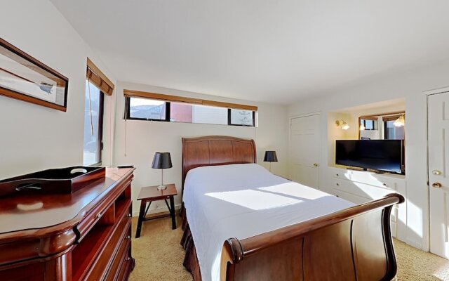 Spacious 2 BR Units at 1849 Condos with FREE Pool, Parking & Wifi