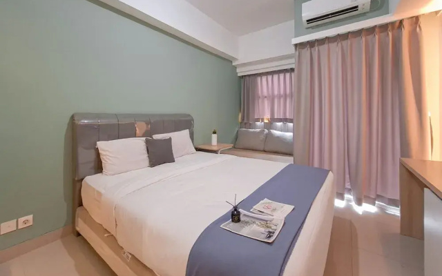 Simple Neutral Toned Studio Room At Parkland Avenue Apartment