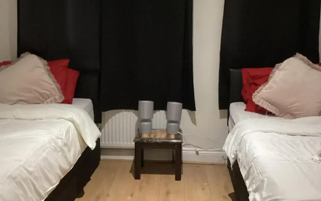 London Heathway Bliss - Spacious 4-bed House