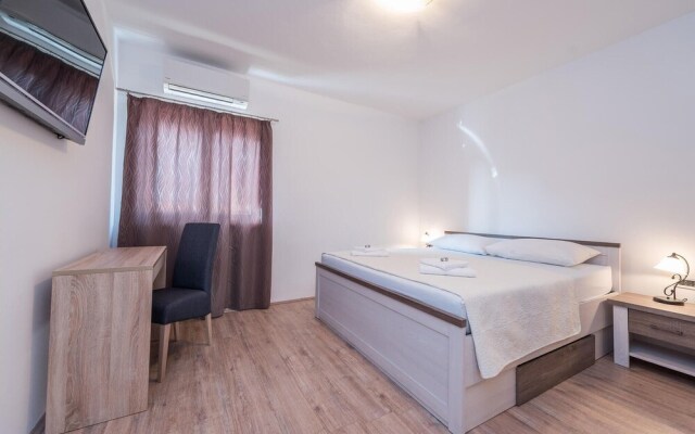 Amazing Home in Vrsi With 3 Bedrooms and Wifi