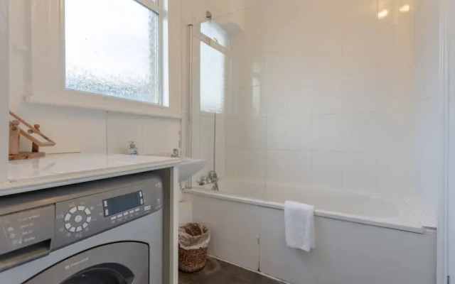 Cozy Charming 3 Bedroom House in Hammersmith