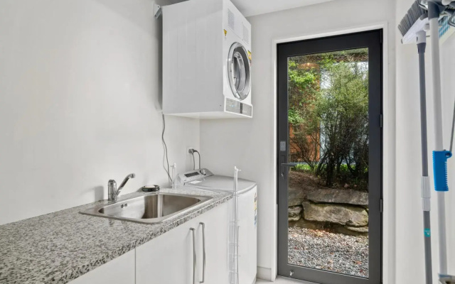 Urban Oasis - Wanaka Holiday Home