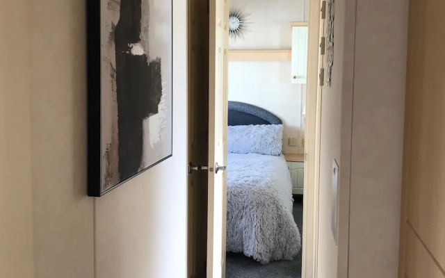 2 Bed-sleeps4-beachfront-free Parking