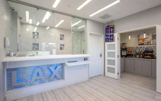 Elev8 Hotel Los Angeles LAX