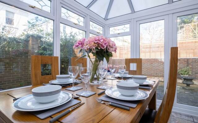 House With Sauna, hot Tub, gym & Parking