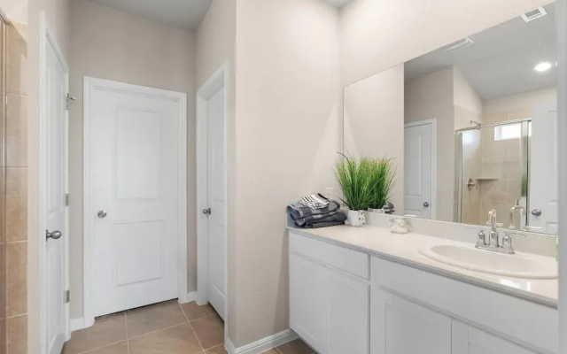 Charming 4BR Spacious Backyard in Hutto